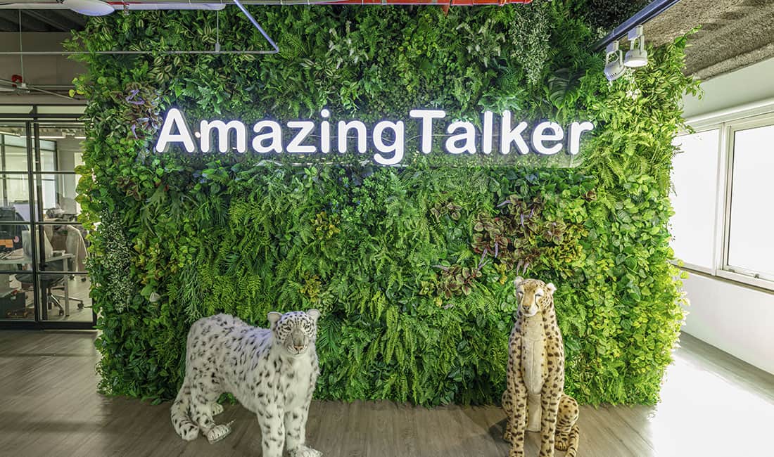 Amazing Talker辦公室採用仿生植物作為辦公室視覺綠化的裝設，避免夜間光線與是內給水的複雜問題。除了一面驚人的品牌視覺牆外，也同步在辦公各角落妝點各種仿真植物，為辦公室空間帶來綠意。